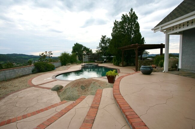 Building Photo - 4br 3-1/2ba Victorian in hills of Blossom Valley