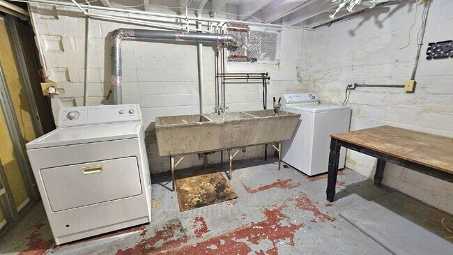 Building Photo - 3-Bed 1.5 bath Home on Payne Avenue with Spacious 2310 Sq Ft Layout – Ideal Saint Paul Living!"