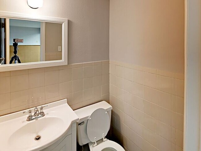 Building Photo - No Application Fee* Plus $250 Off First 2 ...