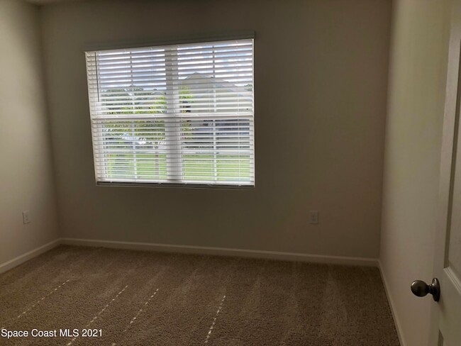 Building Photo - 388 Guinevere Dr SW