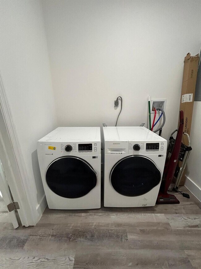 Building Photo - 3201 SW 9th Ave