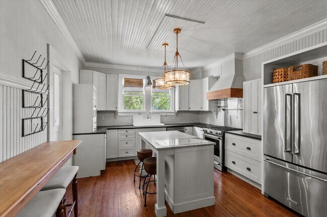 Building Photo - Country Classic with Modern Convenience!