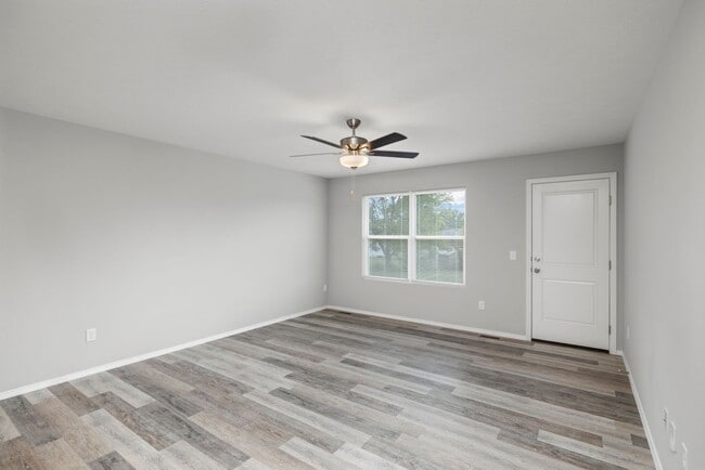 Building Photo - 3 bedroom duplex-Westbury Gardens!
