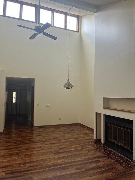 Building Photo - 2137 Versailles Village Pl