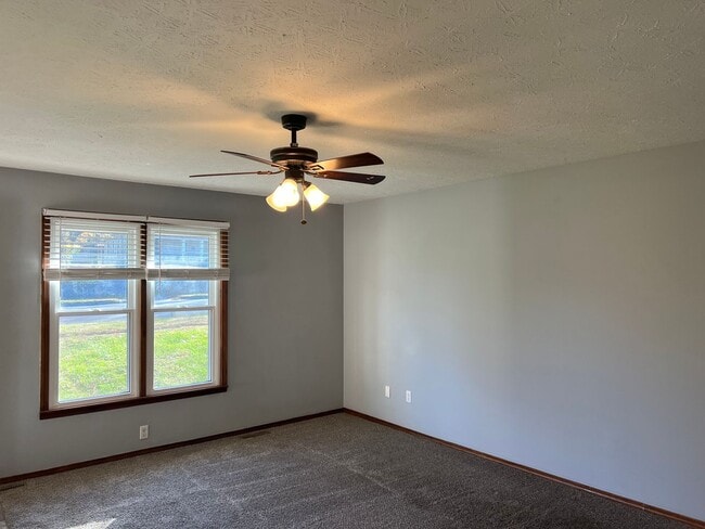 Building Photo - AVAILABLE NOW! Walking Distance to Silver Springs Park