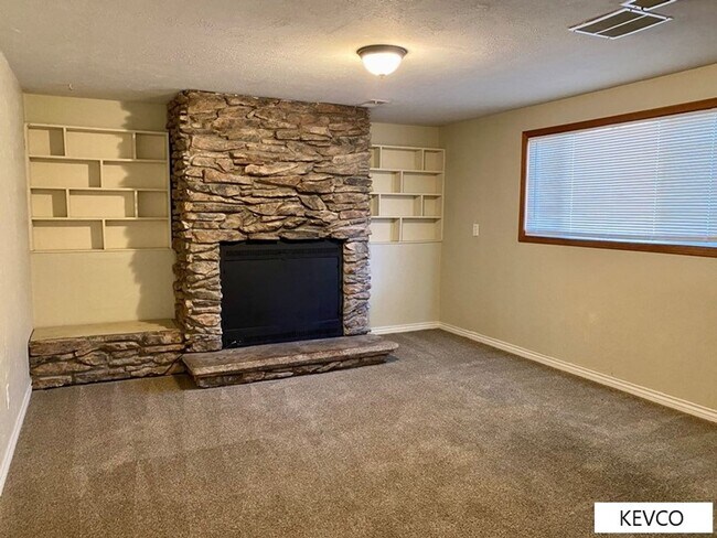 Building Photo - Great and Spacious Home with Backyard!
