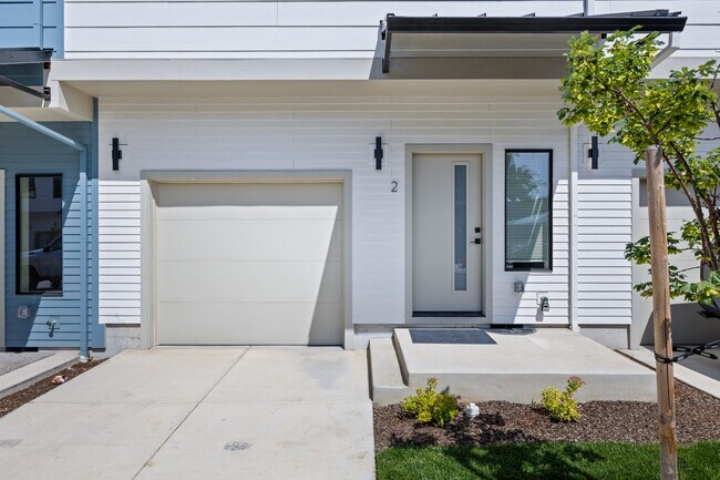 Building Photo - 2028 Sunset Dr