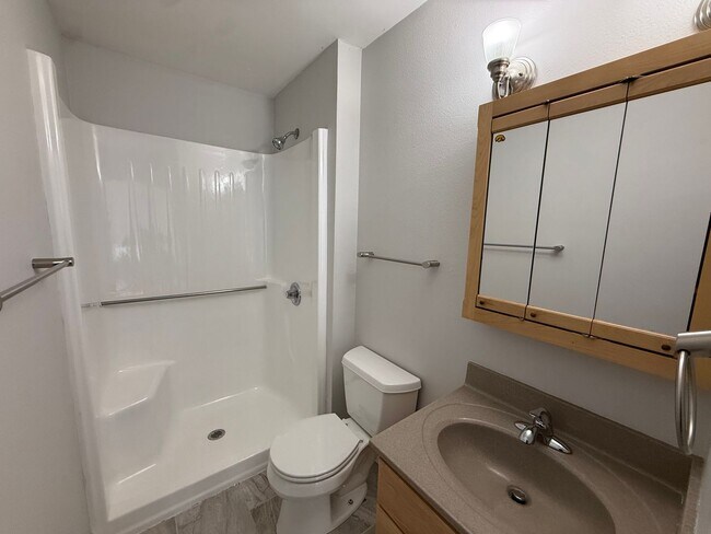 Building Photo - $2,900 | 5 Bedroom, 3 Bathroom House | No Pets | Available for Immediate Move In!
