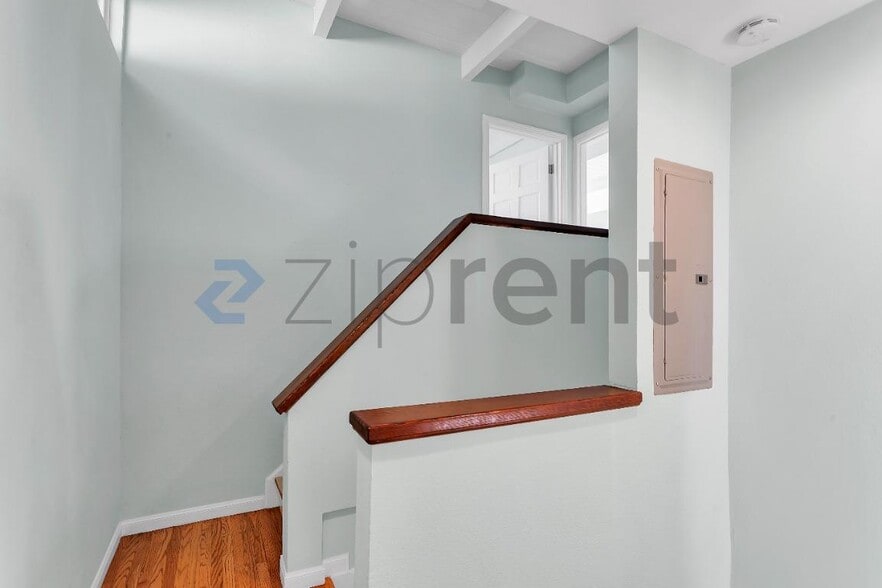 Building Photo - Unit