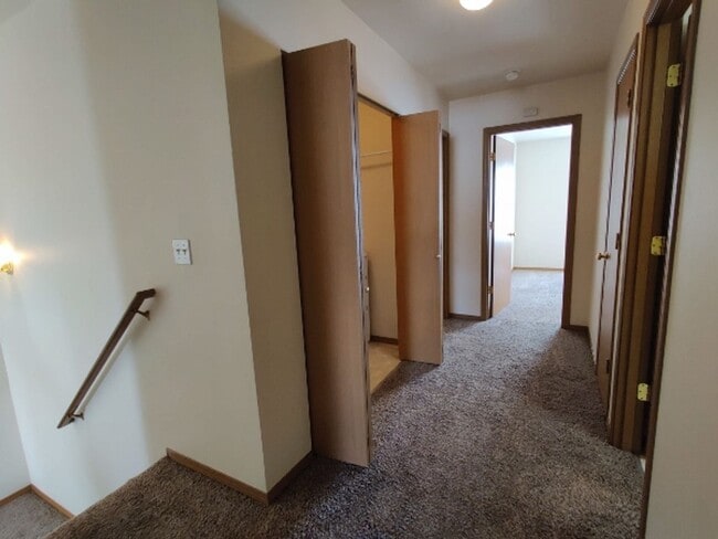 Building Photo - College Spring 3BD w/ New Carpet