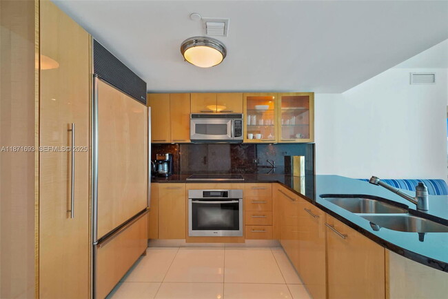 Building Photo - 6801 Collins Ave
