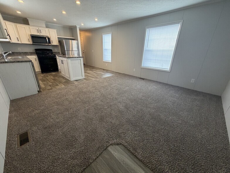 Building Photo - 38060 Leverette Ave