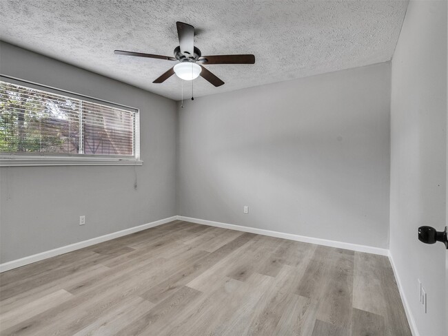 Building Photo - 3202 Lakehaven Dr