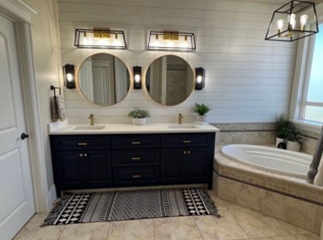 Building Photo - Beautiful, 6 Bedroom Home!