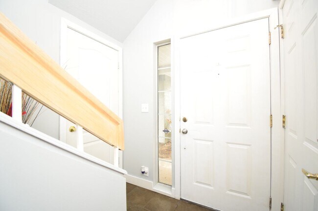 Building Photo - Quiet 2 Bed Millcreek Condo with Beautiful Mountain Views!