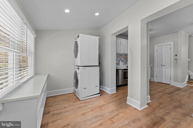 Building Photo - 2339 3rd St NE