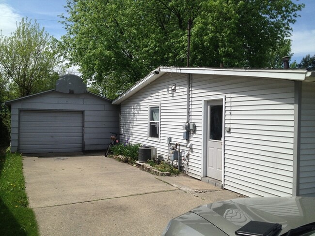 Building Photo - Very nice 3bed/1bath south side home w/ garage & fenced in back yard