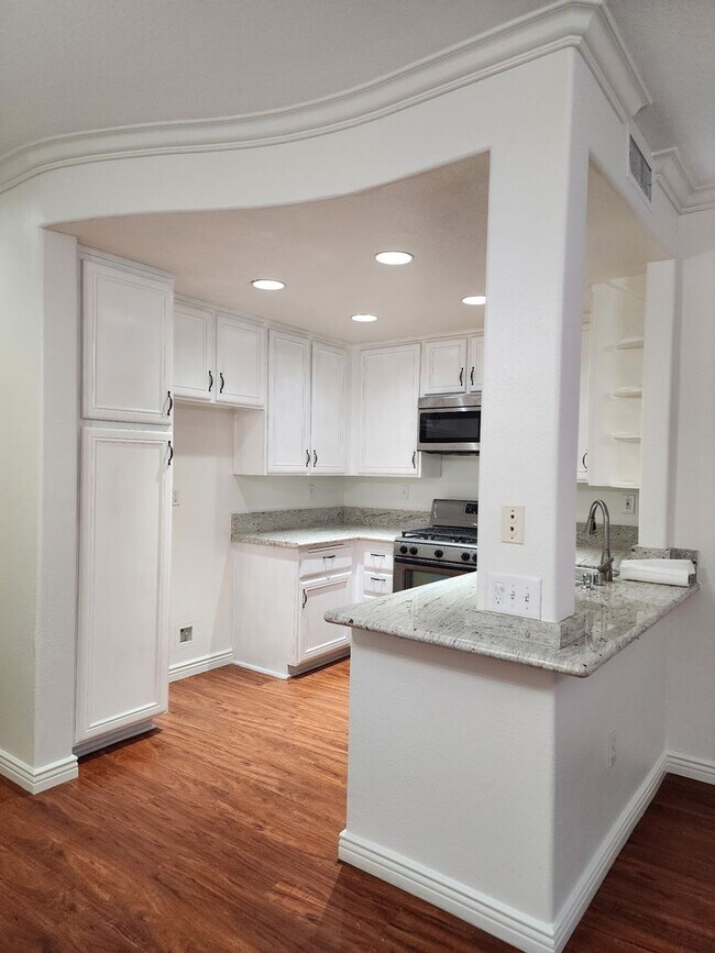 Building Photo - Beautiful 2 Story, 2 Bedroom plus Large Loft Condo in Aliso Viejo