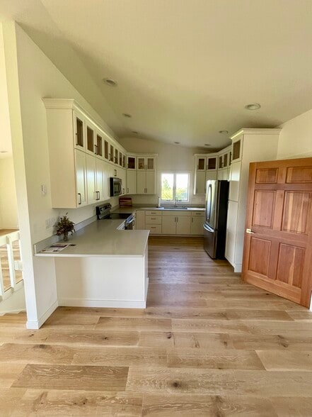 Kitchen - 5014 Justin Ln