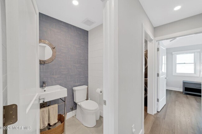 Building Photo - 347 Bay Ln