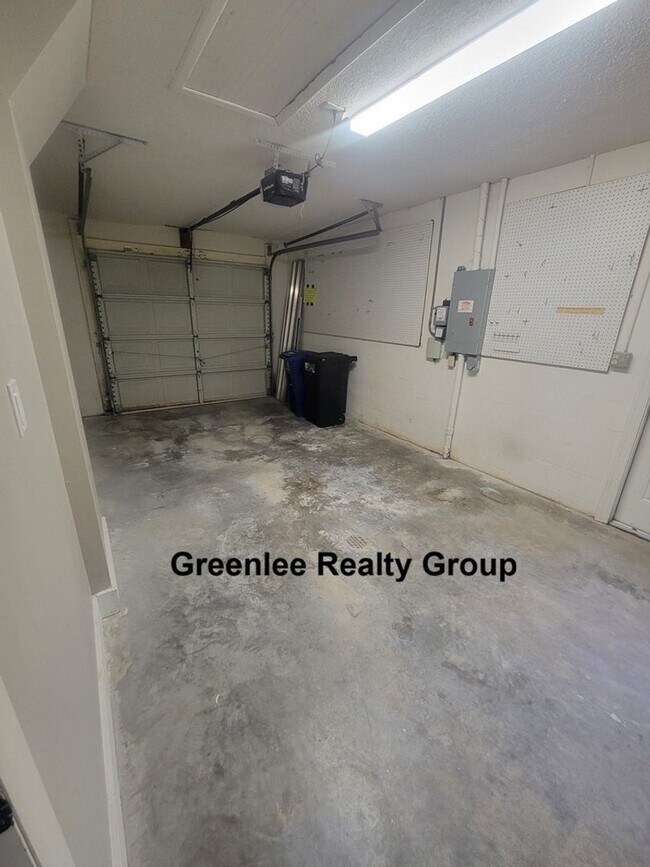 Building Photo - Don't miss this 2 Bed/ 1 Bath home in Holiday Lake Estates!