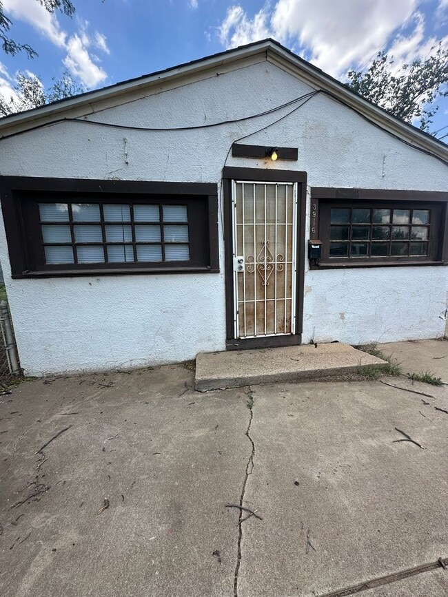 Building Photo - Across the Street from Sam Houston Park!!