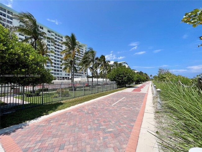 Building Photo - 2899 Collins Ave