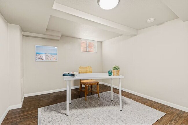 Building Photo - Spacious 1BR/1BA plus HUGE office/den!