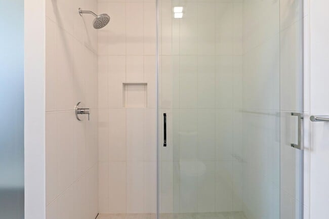 Building Photo - 4Bed 3.5 Bath - Views - Studio