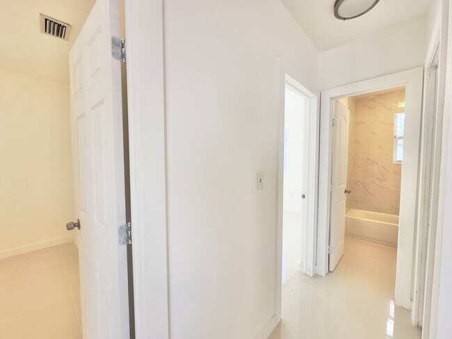 Building Photo - Freshly remodelled 2bed/1bath in a duplex ...