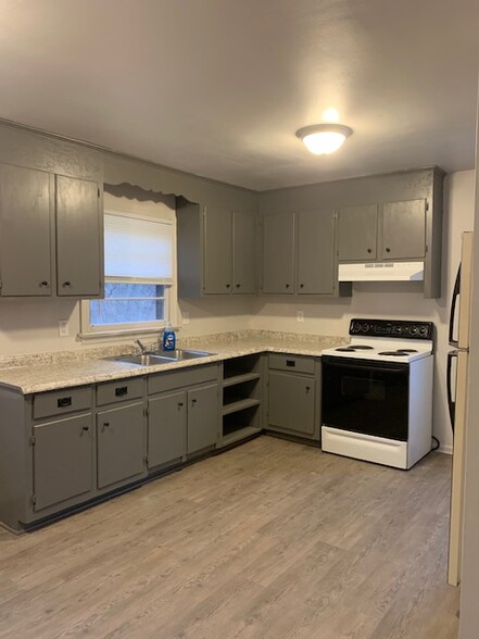 Kitchen - 416 Putney St