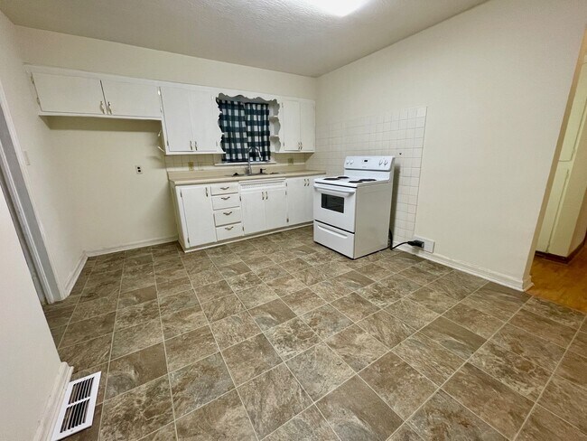 Building Photo - 2553 E. BENNETT ST. - NO PETS - CALL OFFIC...