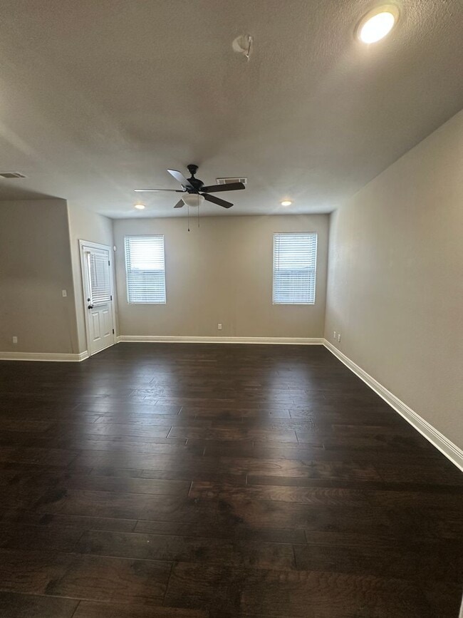 Building Photo - 5322 La Belle Town House