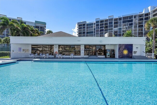 Building Photo - 600 Parkview Dr