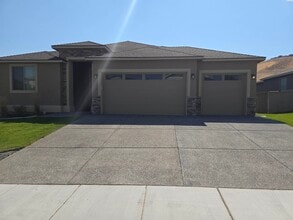 Building Photo - Spacious Rambler in South Richland with La...