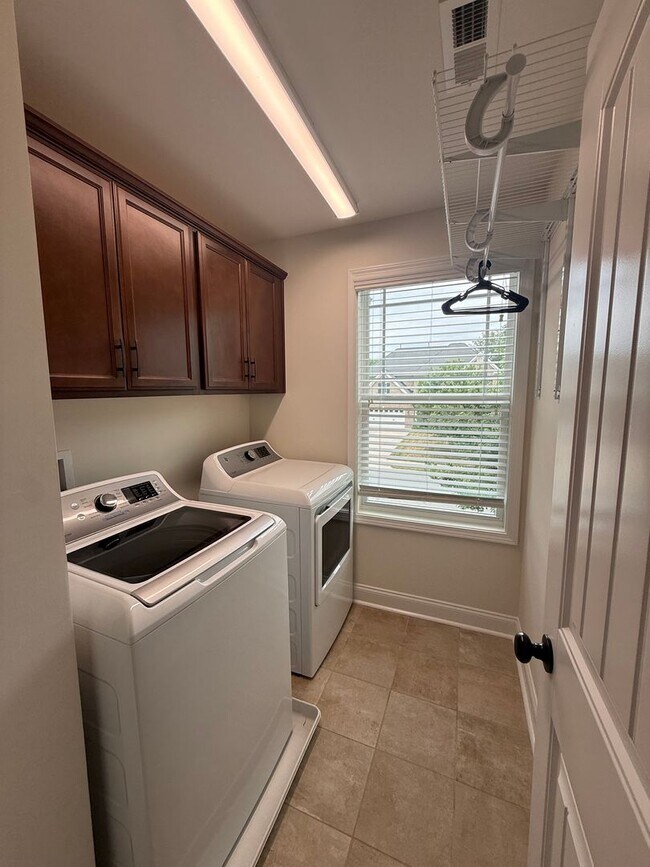 Building Photo - 4 Bedroom Home on a Cul-de-Sac with Lawn Care Included!