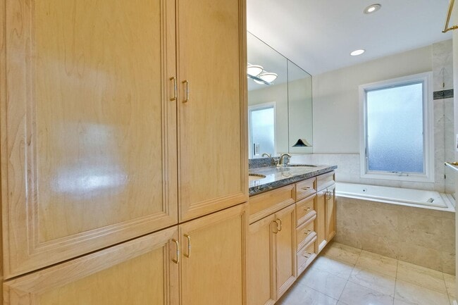 Building Photo - Beautiful 4 bedroom, 3 bath in desirable C...