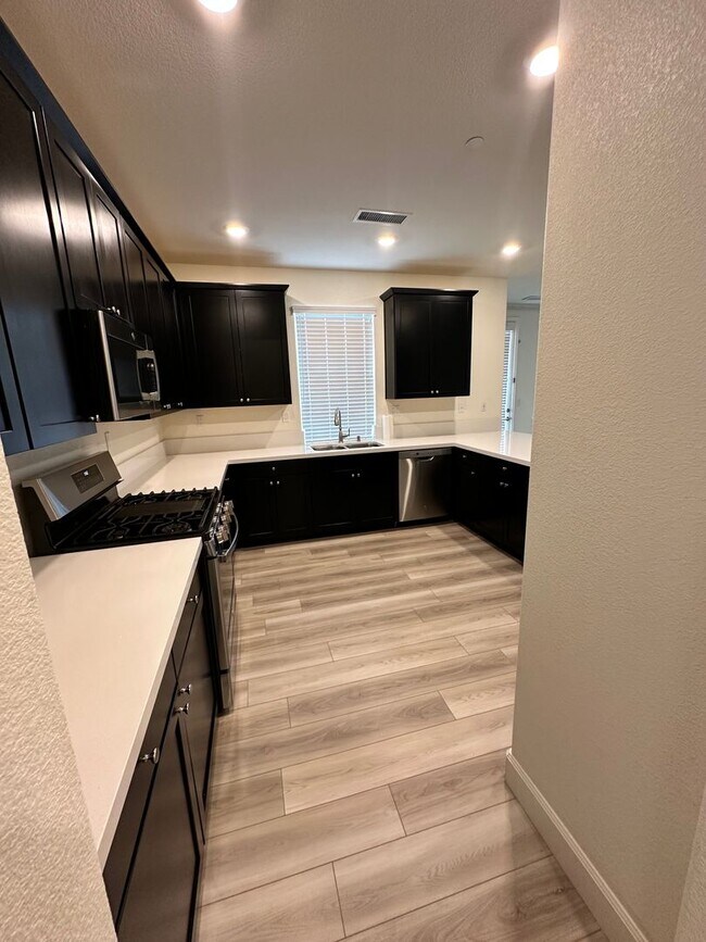 Building Photo - 4 Bedroom Beautiful Home