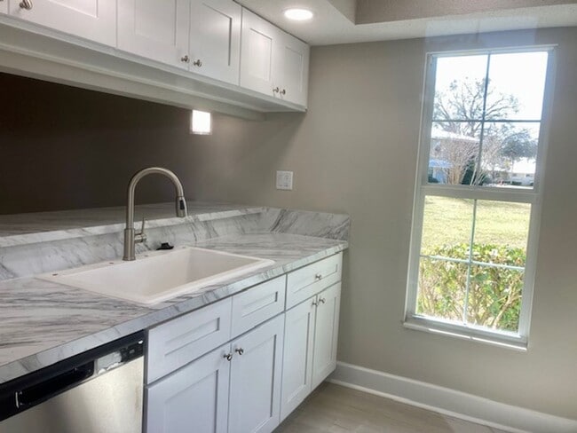 Building Photo - Islands Community Condo