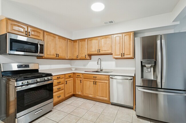 Building Photo - 645 Justina St