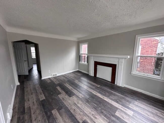 Building Photo - 4bed 1 bath eastside Detroit with Garage and basement recently renovated!