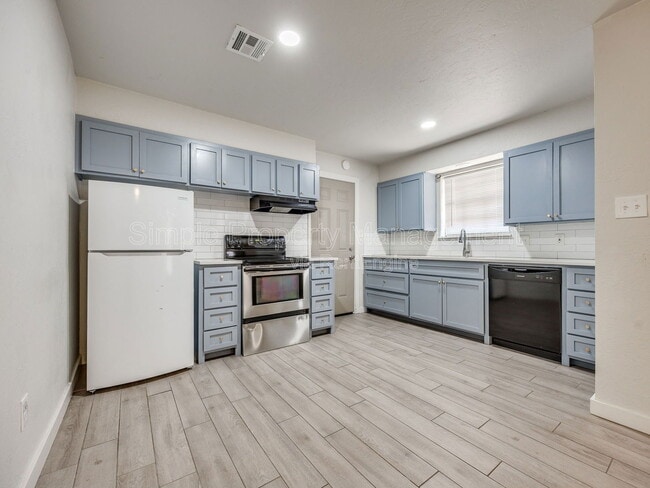 Building Photo - 2207 Donna Dr