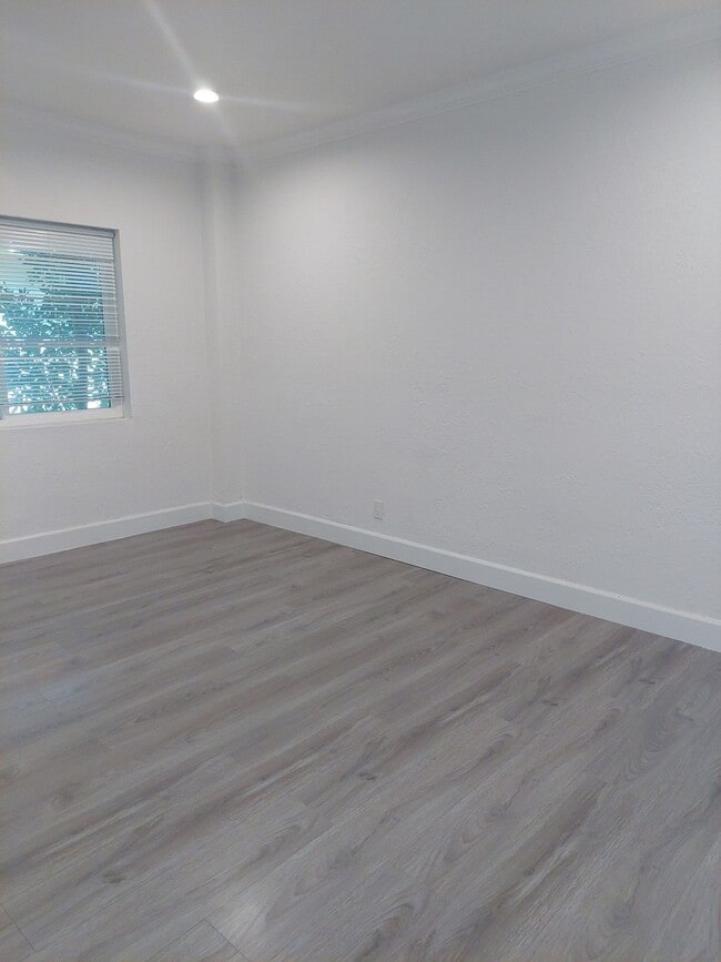 Building Photo - Discover Modern Living in Glendale's Newes...