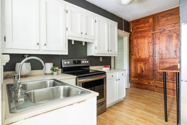 Building Photo - 5 Bed 5 Bath in Atlanta - Prime Location! ...