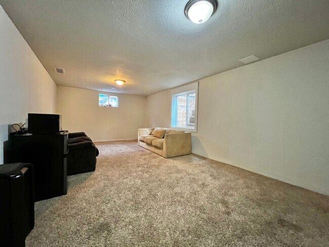 Building Photo - Beautifully Remodeled 5 Bed 2 Bath House i...