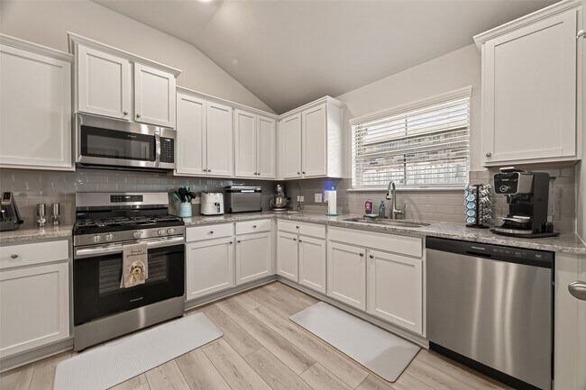 Building Photo - 2605 Golden Palms Ln