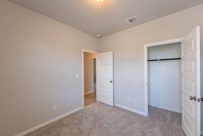 Building Photo - Beautiful New 4 bed, 2 bath home in Buda!
