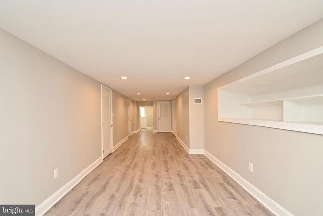 Building Photo - 1103 Morse St NE