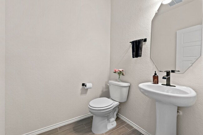 Building Photo - 1711 Dalhart