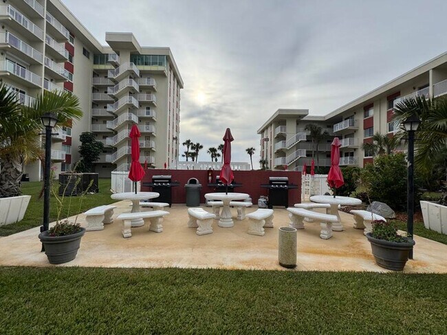 Building Photo - 2/1 Riverside Condo